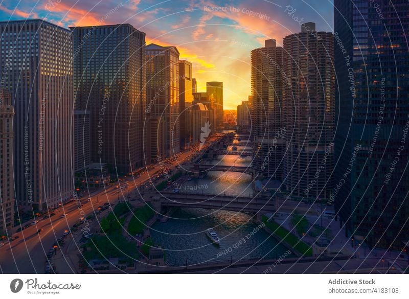 Flussufer der Großstadt bei Sonnenuntergang Gebäude Architektur modern Dämmerung Wolkenkratzer Metropole Abend Chicago USA Vereinigte Staaten amerika