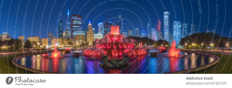 Beleuchteter Springbrunnen in der nächtlichen Stadt Nacht leuchten Stadtbild berühmt Wahrzeichen anziehen Architektur urban glühen Chicago USA amerika