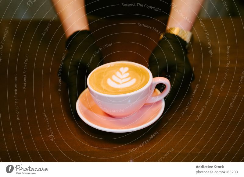 Nahaufnahme einer Tasse Kaffee mit Milch von oben gesehen vereinzelt Capuccino Frühstück trinken Café weiß melken Cappuccino heiß Latte Getränk braun