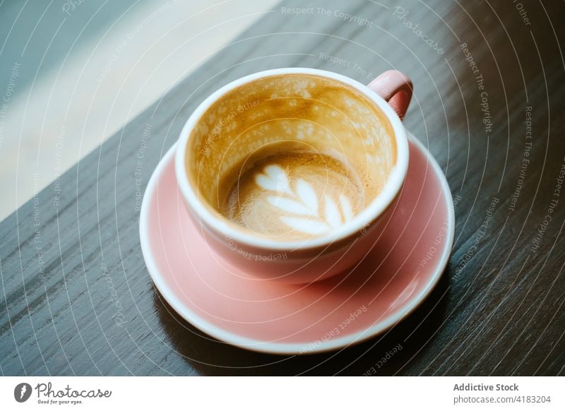 Nahaufnahme einer Tasse Kaffee mit Milch von oben gesehen vereinzelt Capuccino Frühstück trinken Café weiß melken Cappuccino heiß Latte Getränk braun