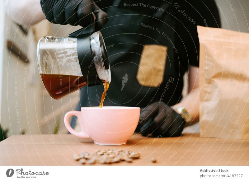 Nahaufnahme einer Tasse Kaffee von oben gesehen vereinzelt Frühstück trinken Café heiß Getränk braun Hintergrund Aroma Kunst Morgen süß Koffein Sahne Top