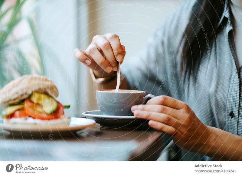 Frau trinkt eine Tasse Kaffee Kaffeehaus Café Menschen Person jung Restaurant Lifestyle Beteiligung Mädchen Kaukasier Bar trinken im Innenbereich sozial
