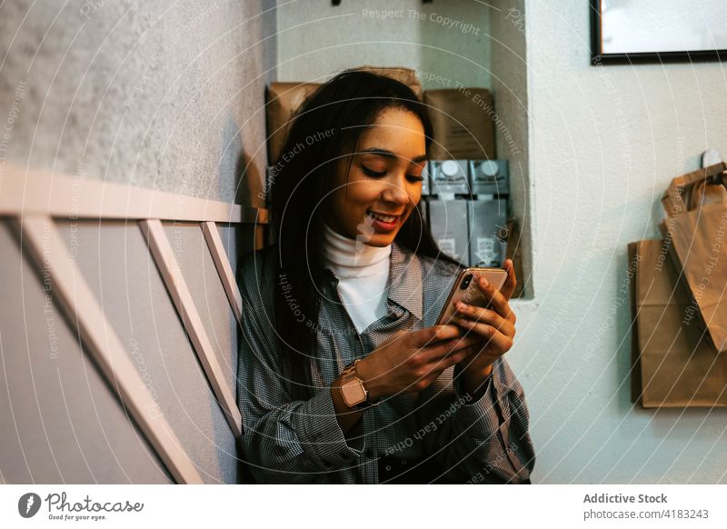 Frau benutzt ein Mobiltelefon in einem Café Funktelefon Kaffee Technik & Technologie Telefon Mobile Kaffeehaus Glück Internet Drahtlos Menschen Person jung