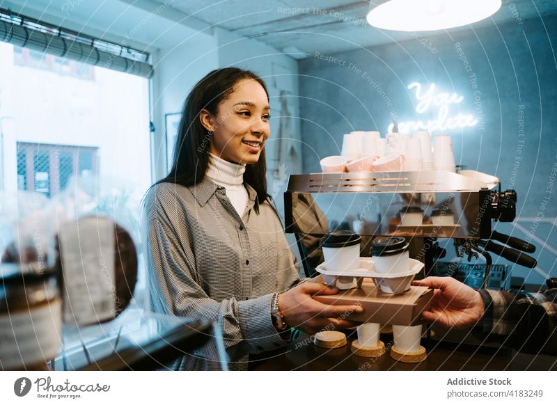 Frau kauft Kaffee zum Mitnehmen in einem Café trinken Tasse Werkstatt Hand Getränk heiß Becher weg Cappuccino Koffein Espresso Morgen Frühstück Hintergrund