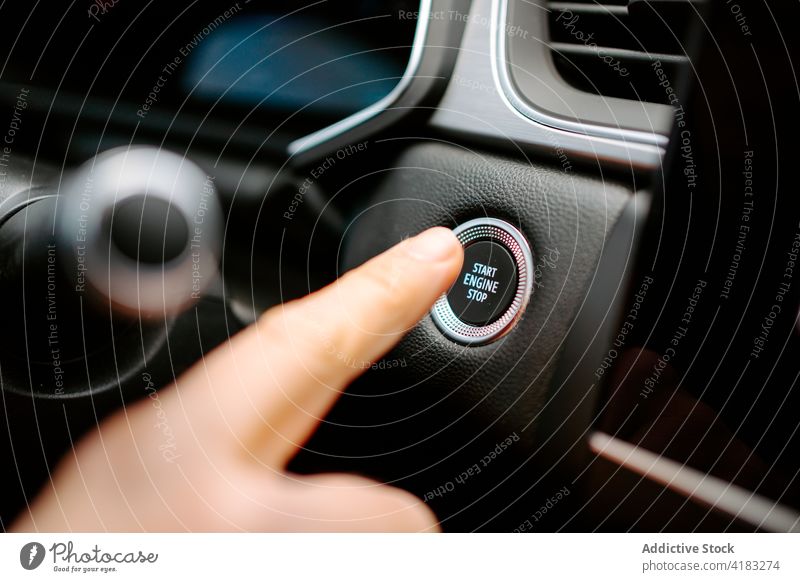 Unbekannter Mann drückt Knopf, um den Motor eines Autos zu starten Presse Schaltfläche Start stoppen PKW Laufwerk Fahrzeug Automobil Zeitgenosse Kontrolle