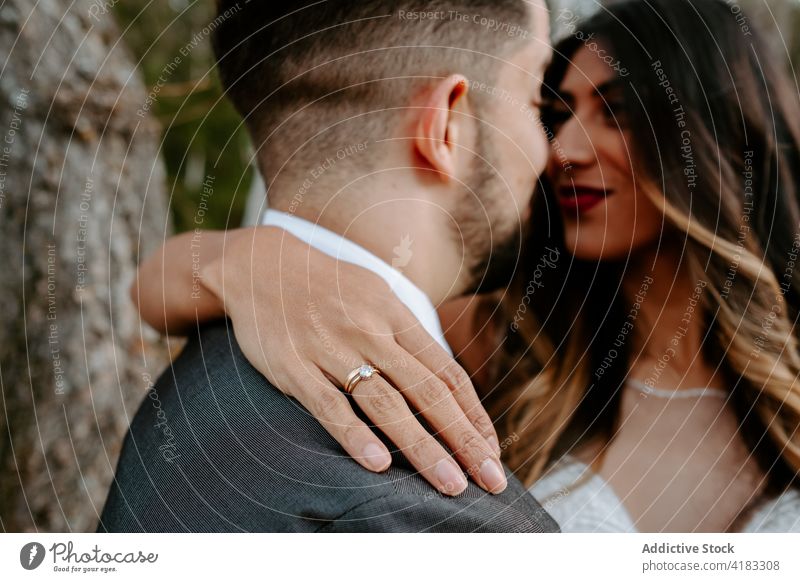 Romantisches junges Brautpaar kuschelt auf einer Allee im Wald an einem sonnigen Herbsttag Paar kuscheln Jungvermählter Liebe Hochzeit romantisch Partnerschaft