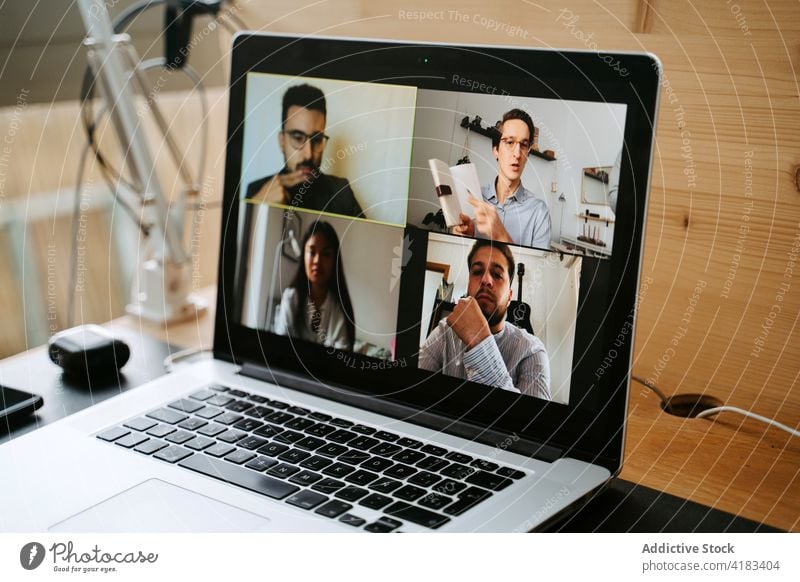 Kollegen im Videochat auf dem Laptop Videoanruf Mitarbeiterin Tagung Video-Chat online Coronavirus neue Normale Pandemie diskutieren multiethnisch vielfältig