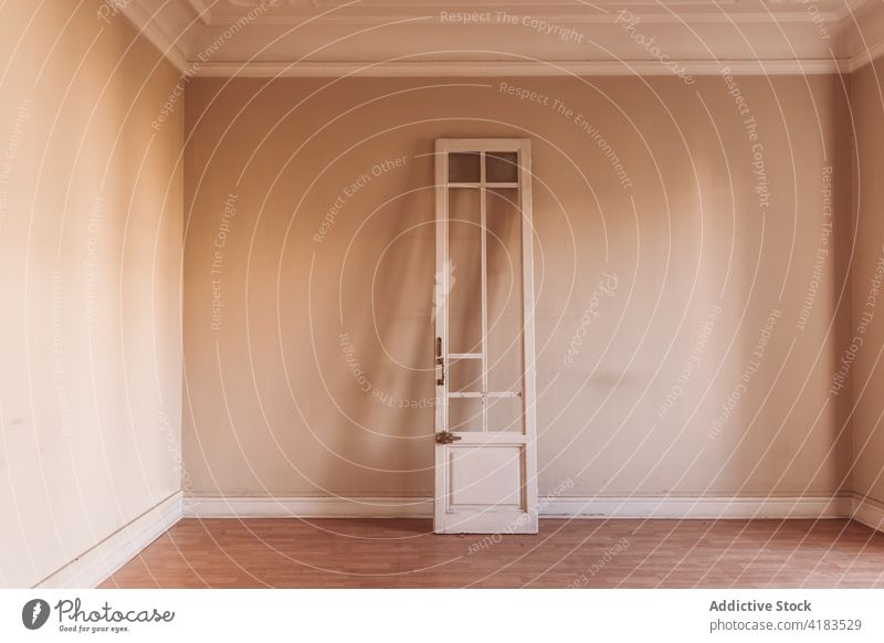 Schäbige Holztür in leerem Raum schäbig Tür hölzern Oberfläche Grunge gealtert weiß Farbe Tageslicht heimwärts tagsüber Innenbereich Wand Design Nutzholz retro