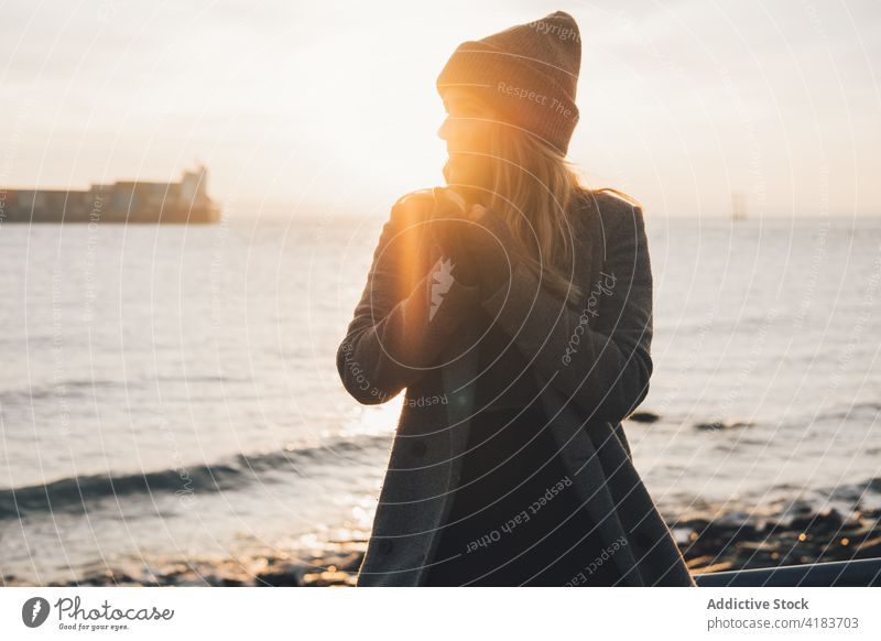 Glückliche Frau genießt den Sonnenuntergang am Meer MEER Herbst bewundern genießen Lächeln Seeküste Ufer jung Abend Lifestyle sich[Akk] entspannen ruhen Küste