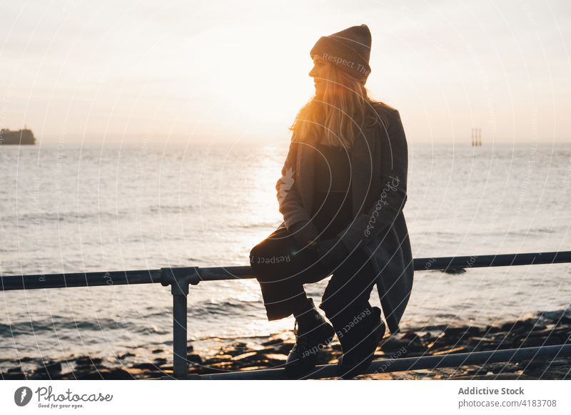 Glückliche Frau genießt den Sonnenuntergang am Meer MEER Herbst bewundern genießen Lächeln Seeküste Ufer jung Abend Lifestyle sich[Akk] entspannen ruhen Küste