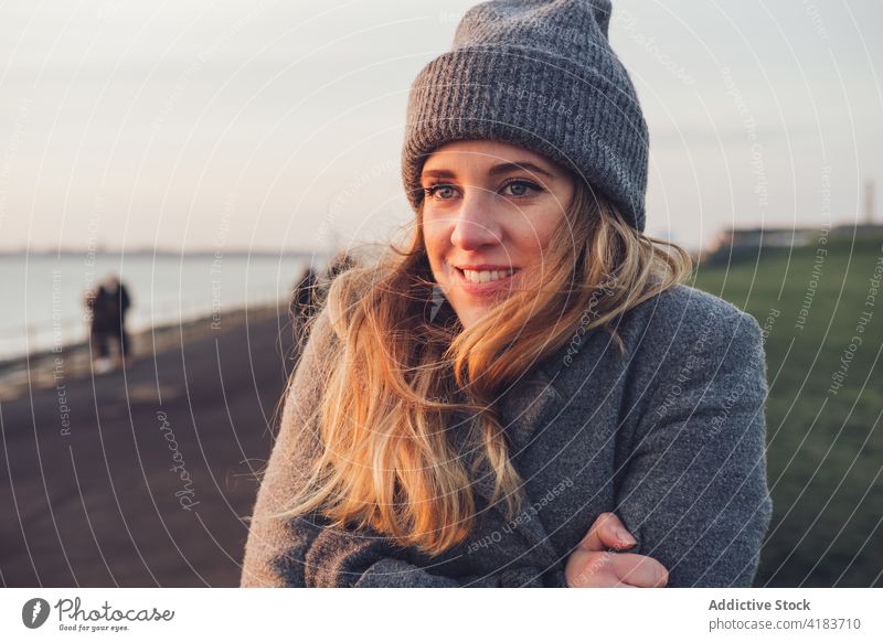 Glückliche Frau in warmer Strickkleidung Porträt Natur Herbst heiter Reisender genießen sonnig ruhen jung reisen Lifestyle sich[Akk] entspannen Stil Lächeln