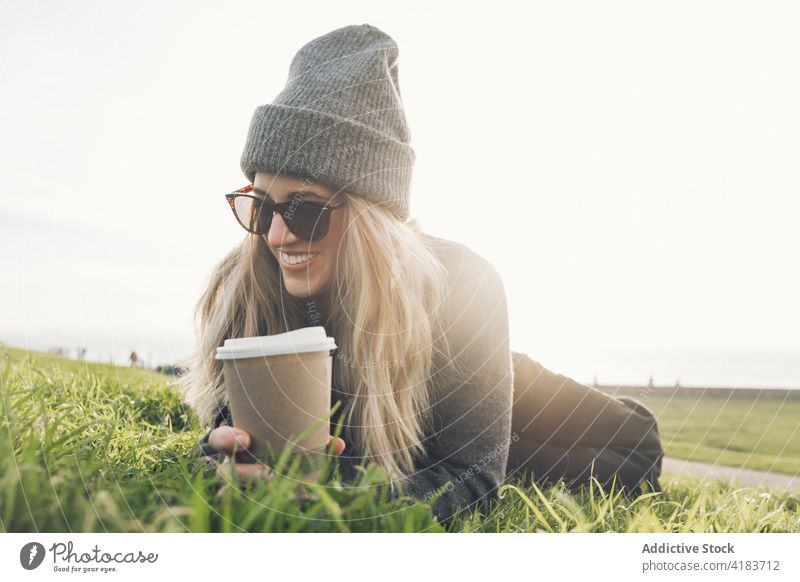 Frau trinkt Kaffee am Meer Seeküste trinken ruhen Reisender Imbissbude Herbst sich[Akk] entspannen jung Lifestyle Getränk genießen Natur zum Mitnehmen reisen