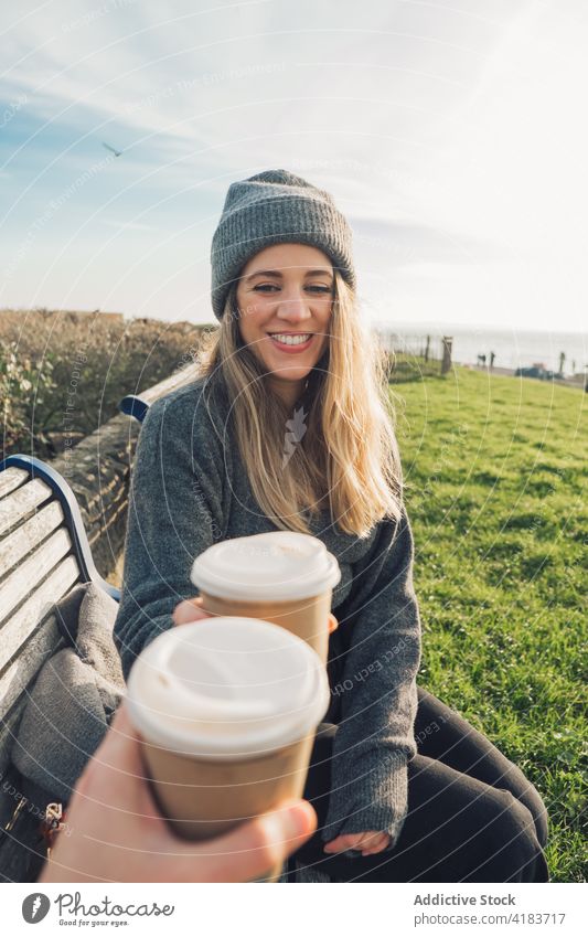 Reisende Frau mit Freund beim Kaffeetrinken am Meer Reisender Seeküste Tasse heiter Imbissbude Klirren Zusammensein genießen Glück Abenteuer Natur ruhen Getränk