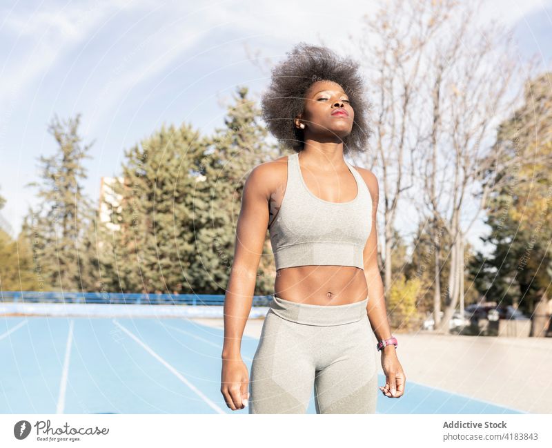 Schwarze Sportlerin beim Training im Stadion stehend selbstbewusst Athlet passen Läufer Sportbekleidung sonnig Bestimmen Sie schwarz Afroamerikaner ethnisch