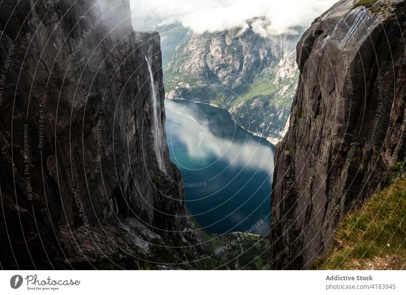 Felsen und See in bergigem Terrain Schlucht Berge u. Gebirge Landschaft Hochland Teich Wasser sanft Norwegen felsig spektakulär blau malerisch majestätisch
