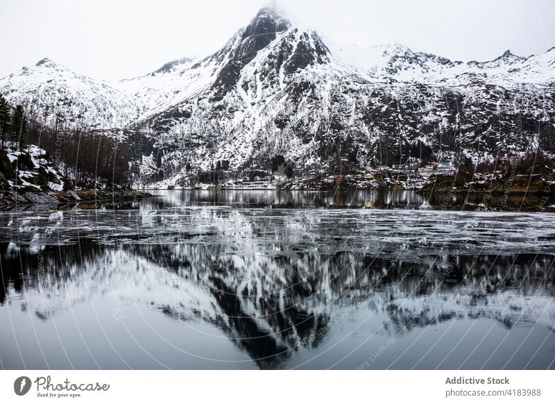 Winterliche Meereslandschaft und Berge unter bewölktem Himmel MEER Berge u. Gebirge Hochland Landschaft wolkig kalt prunkvoll Felsen Norwegen Natur