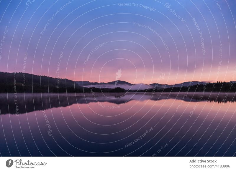 Ruhiger See in den Bergen bei Sonnenuntergang Berge u. Gebirge Landschaft malerisch sanft Wasser Windstille Norwegen Oberfläche Gelände Abend Hochland