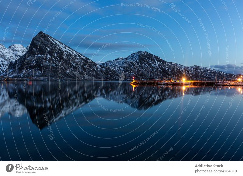 Piers mit leuchtenden Lichtern am Meer im Winter MEER Berge u. Gebirge hafen Bucht Abend dunkel Norwegen Gelände Wasser Dämmerung Abenddämmerung friedlich sanft