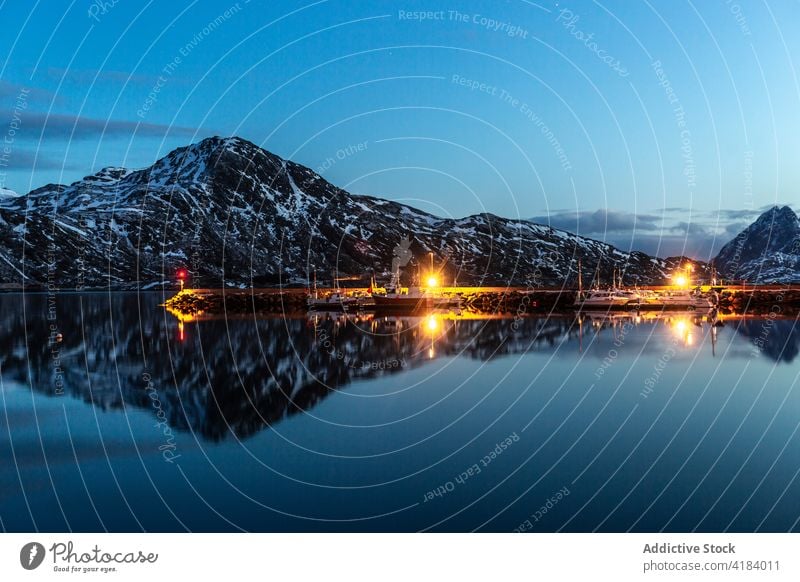 Piers mit leuchtenden Lichtern am Meer im Winter MEER Berge u. Gebirge hafen Bucht Abend dunkel Norwegen Gelände Wasser Dämmerung Abenddämmerung friedlich sanft