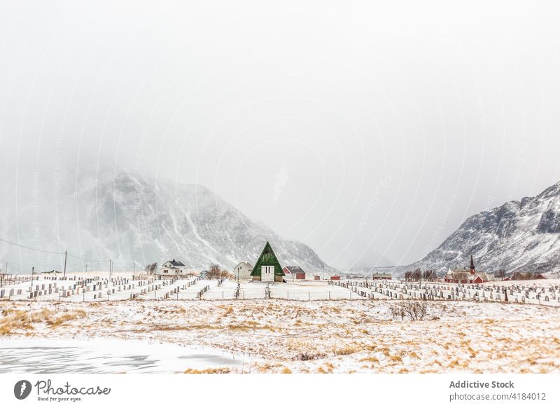 Einsames Haus in der Nähe eines Friedhofs in einem Gebirgstal Berge u. Gebirge hölzern Tal Winter Schnee Grabstein Landschaft Norwegen Hochland ruhig Kabine