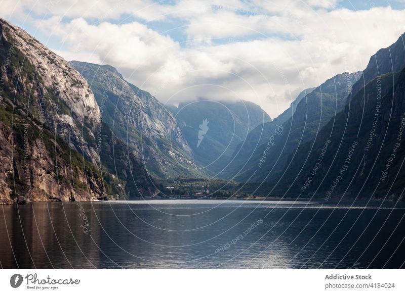 Ruhiger See in den Bergen Berge u. Gebirge Landschaft malerisch sanft Wasser Windstille Norwegen Oberfläche Gelände Tageslicht Hochland Gelassenheit