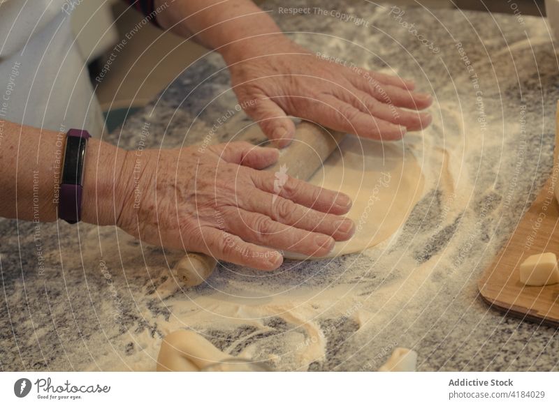 Küchenchef beim Ausrollen der Teigkruste auf dem Tisch im Haus Koch ausrollen Kruste Gebäck kulinarisch Rezept Speisekarte Mehl heimwärts Prozess Nudelholz