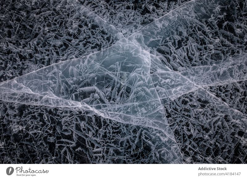 Abstraktes Muster eines zugefrorenen Sees im Winter Eis Textur Riss abstrakt Hintergrund Wasser chaotisch Oberfläche natürlich Frost Einfluss Baikalsee Sibirien