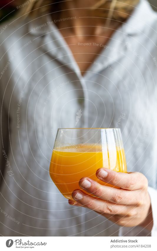 Crop-Frau mit Glas Saft orange Frühstück frisch trinken Gesundheit Getränk Vitamin süß Morgen lecker Lebensmittel Erfrischung geschmackvoll Frucht natürlich
