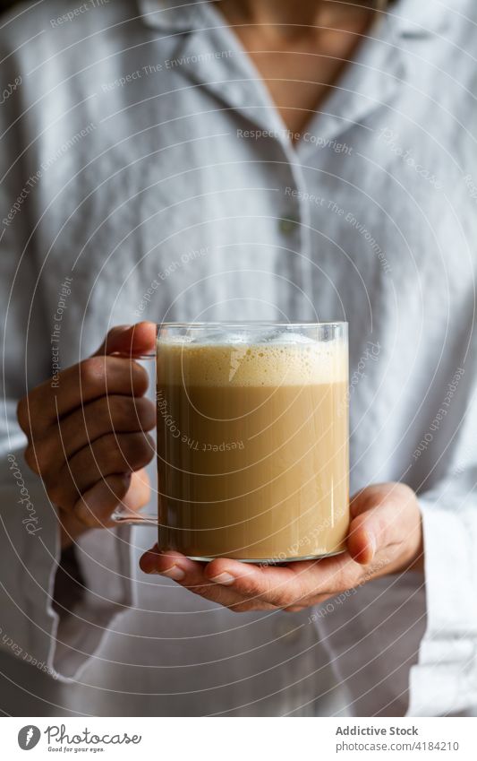 Crop-Frau mit Tasse frischem Kaffee Frühstück schäumen Morgen geschmackvoll selbstgemacht trinken Getränk Glas lecker Energie Koffein Becher Erfrischung heiß