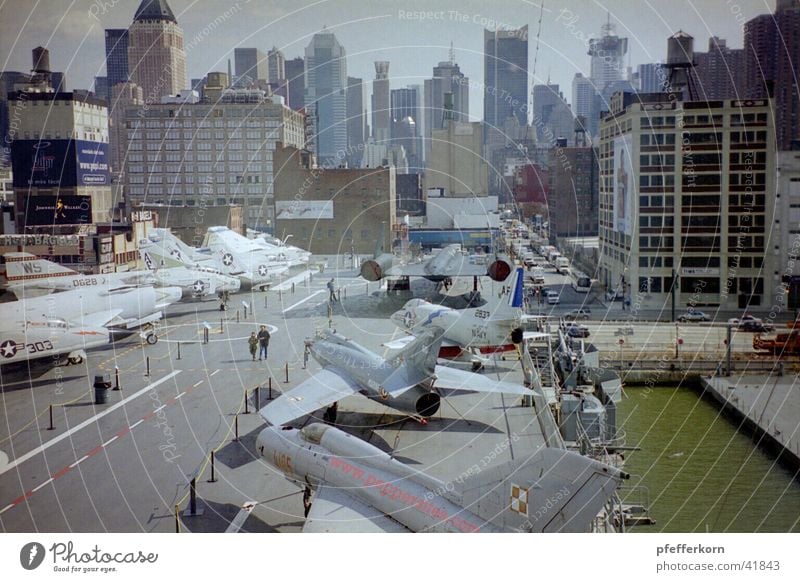 Flugzeugträger gross Manhattan New York City Wasserfahrzeug