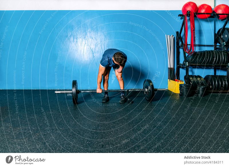 Starker behinderter Sportler hebt Langhantel im Fitnessstudio heben Curl-Hantel anstrengen Ausdauer deaktiviert Training Gewichtheben Mann Motivation schwer Bar