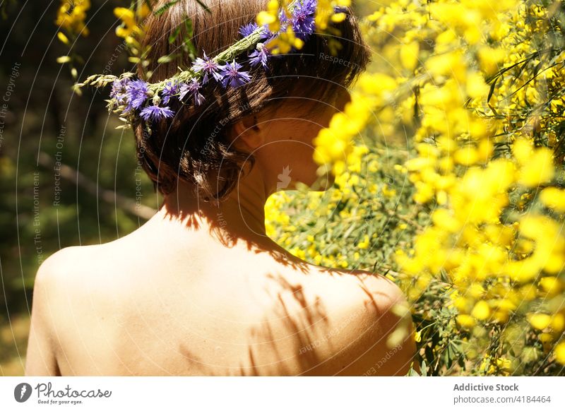 Nackte Frau genießt den Duft eines blühenden Baumes im Garten sich[Akk] entspannen Totenkranz Blütezeit genießen riechen Harmonie Natur idyllisch Blume