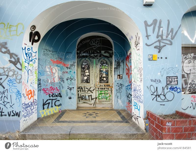 Graffiti macht glücklich Eingangstür Hauseingang Kreativität Hemmungslosigkeit Kreuzberg Berlin Straßenkunst Schriftzeichen Vandalismus Rundbogen Subkultur