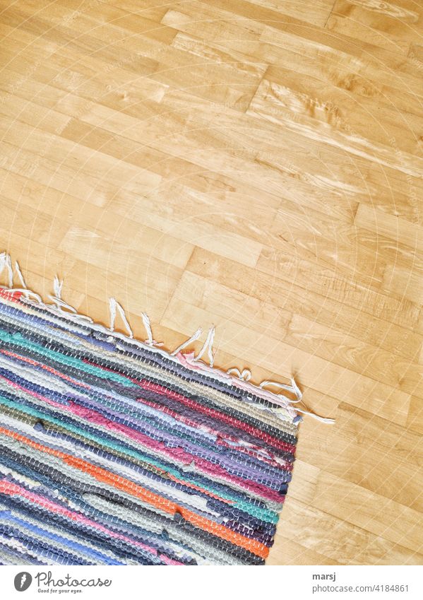Fleckerlteppich mit Fransenabschluss auf Ahorn-Parkett Teppich Parkettboden schützen fransen bunt Häusliches Leben Wohnung Wohnzimmer Schutz