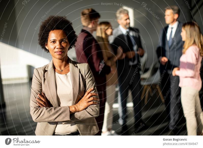 Afroamerikanische Geschäftsfrau steht vor ihrem Team im Büro Afrikanisch Vermittler Amerikaner Tasche schwarz Business Karriere Kollegen Hochschule korporativ