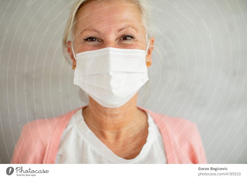 Porträt einer älteren Frau, die eine medizinische Schutzmaske zum Schutz vor einem Virus trägt Coronavirus Senior alt Seuche Person Mundschutz reif Pandemie