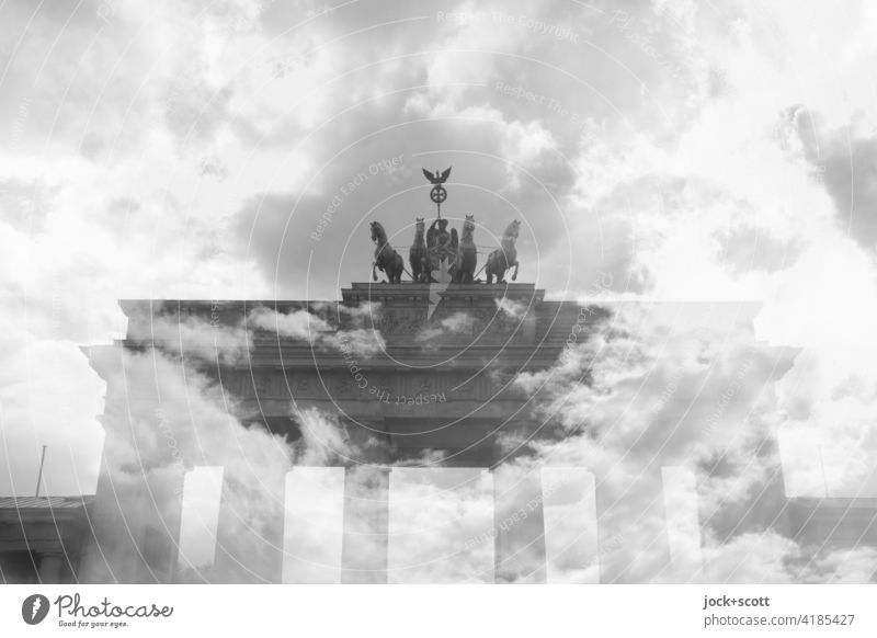 Wolken über Brandenburger Tor Wahrzeichen fantastisch Experiment Doppelbelichtung Illusion Surrealismus Reaktionen u. Effekte Pariser Platz Berlin Himmel
