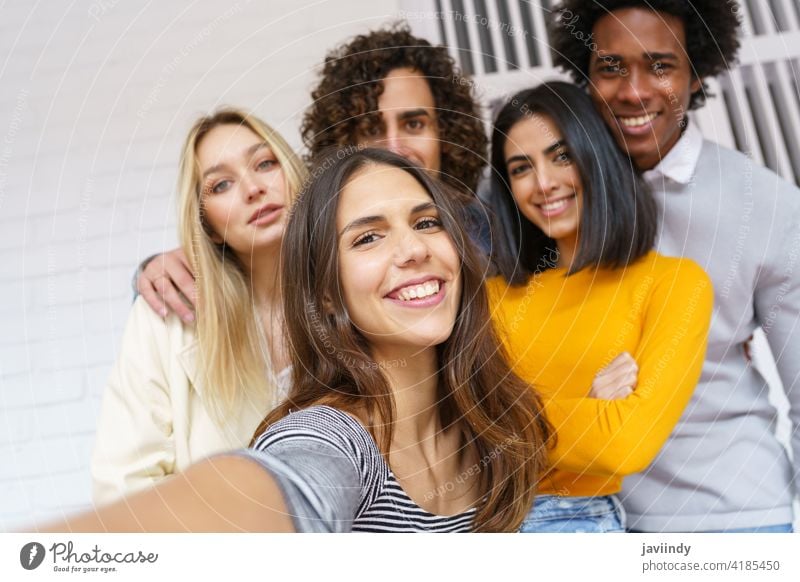 Multi-ethnische Gruppe von Freunden, die zusammen ein Selfie machen, während sie Spaß im Freien haben. Menschengruppe Smartphone rassenübergreifend