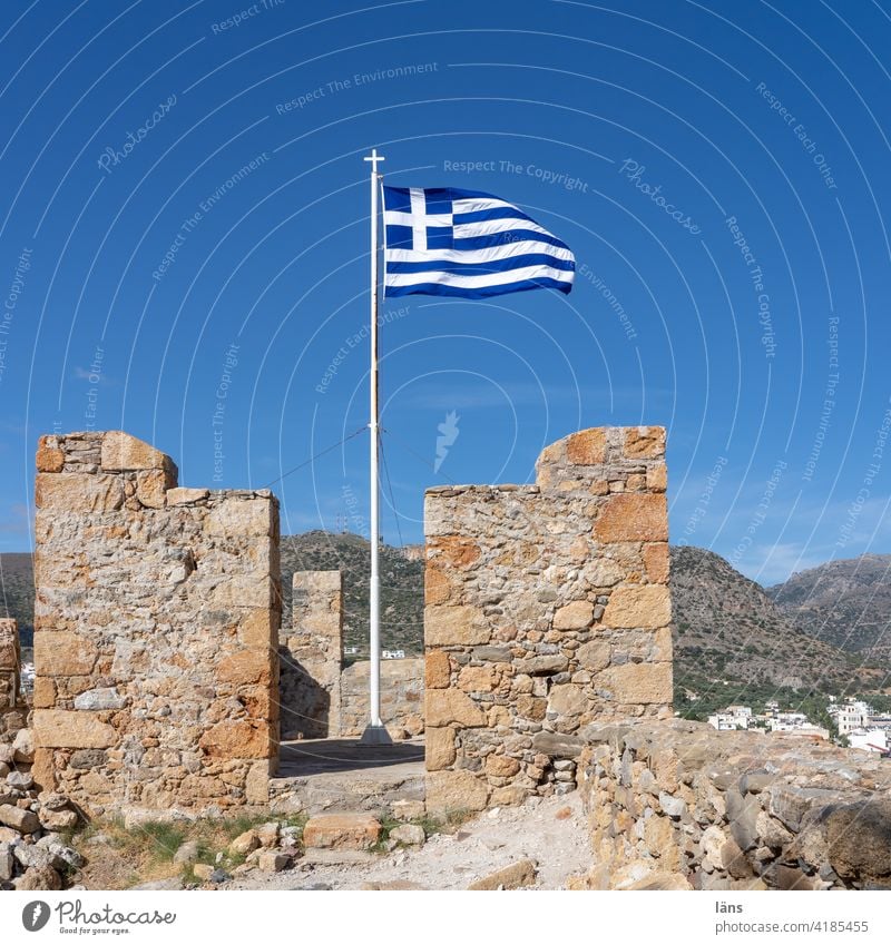 Griechische Flagge Griechenland griechische Flagge Nationalflagge wehen Menschenleer Wind Himmel Patriotismus Stolz flattern Fahnenmast blau Turm Ruine Kreta