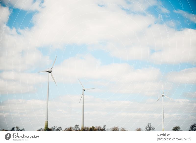 Drei Windkraftanlagen in der Natur windräder Windenergie Erneuerbare Energie Stromerzeugung umweltfreundlich Energiewirtschaft ökologisch Umweltschutz