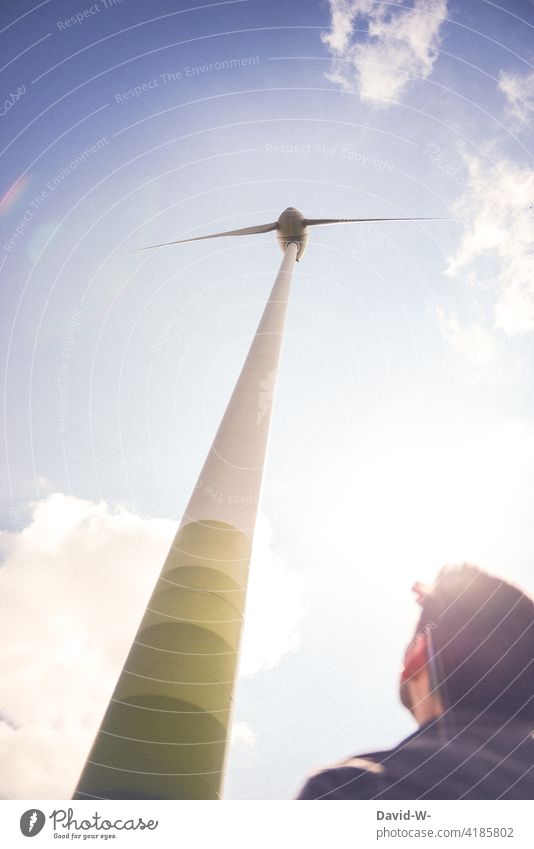 Mann steht vor einem Windrad Windräder Windenergie Zukunft innovativ Energieversorgung co2 Ökostrom Klimaschutz Klimawandel nachhaltig umweltfreundlich wolken