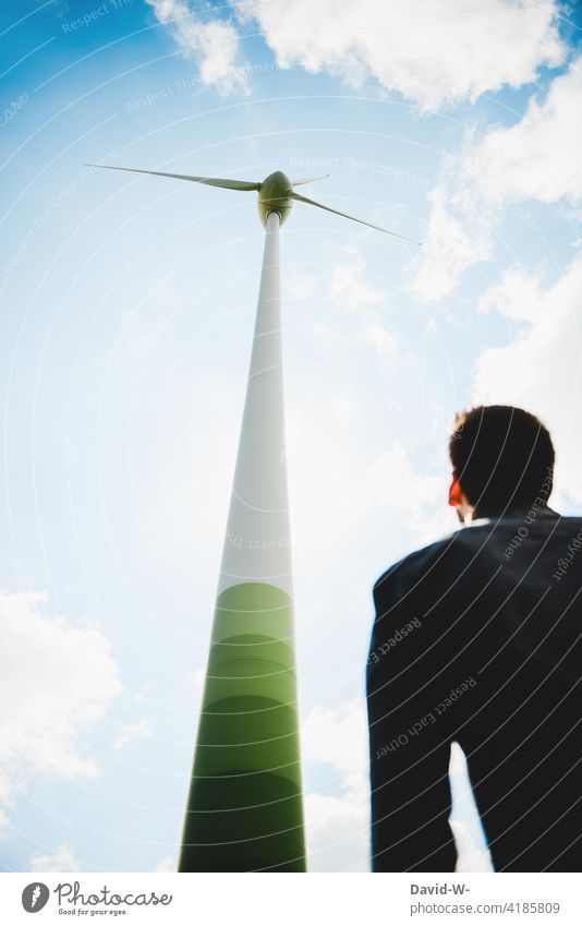 Windenergie - Mann betrachtet Windrad Energiewirtschaft Erneuerbare Energie Ressource umweltfreundlich Himmel Windkraftanlage Umweltschutz betrachten denken