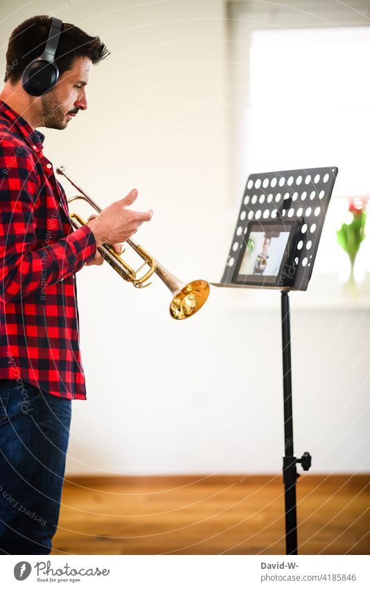 Musiker am unterrichten online Tablet Computer Musiklehrer übertragung Schüler Ipad Homeoffice arbeiten Mann Trompete Musikinstrument musikschüler digital