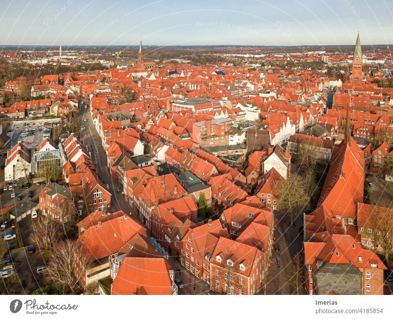 Lüneburger Innenstadt von Oben Drohne Außenaufnahme Altstadt Menschenleer Textfreiraum oben Architektur Fassade Gebäude Drohnenansicht von oben rotklinker