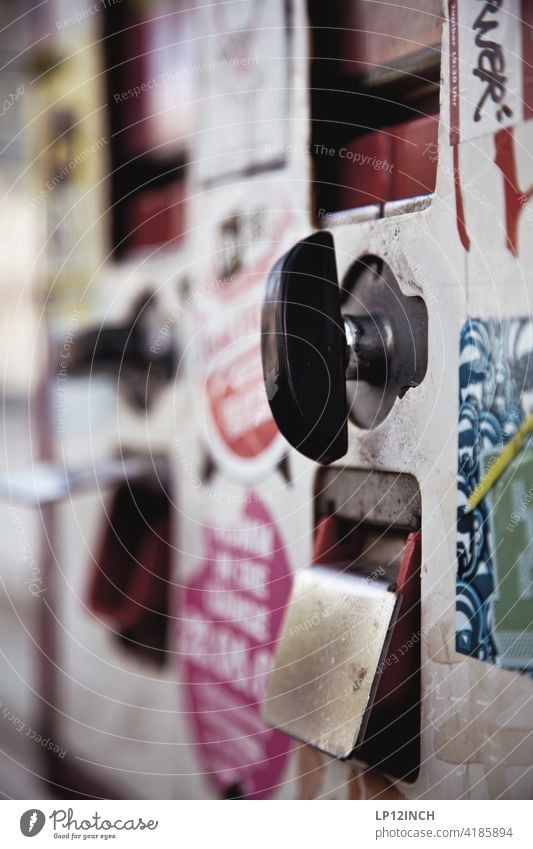 Kaugummiautomat Geld Süßwaren Kindheit Kindheitserinnerung retro Oldschool Ernährung Nostalgie Automat süß Aufkleber Stadtleben drehen