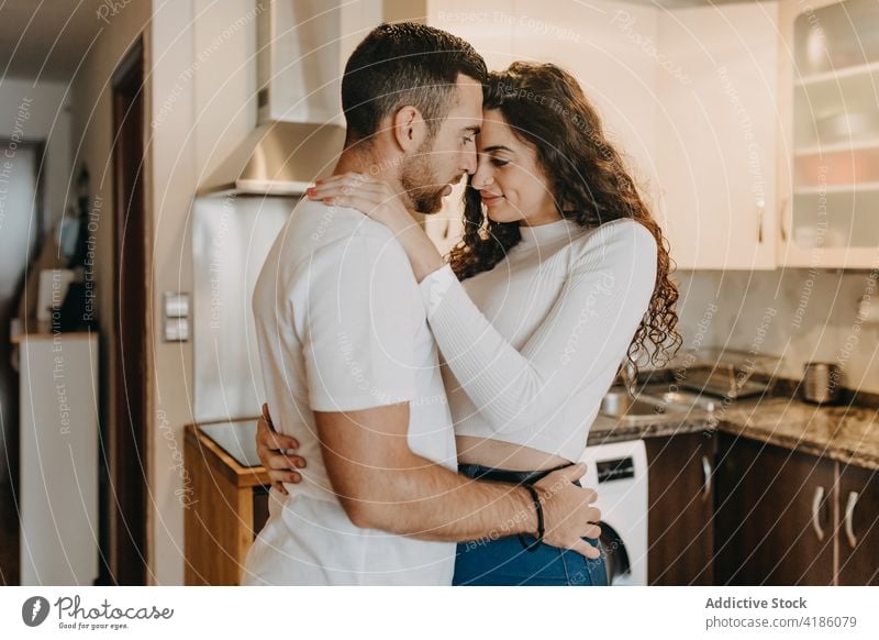 Zärtliches Paar umarmt sich in der Küche Umarmen Angebot Liebe heimwärts kuscheln Inhalt Wochenende Zusammensein jung Partnerschaft Glück Zuneigung genießen