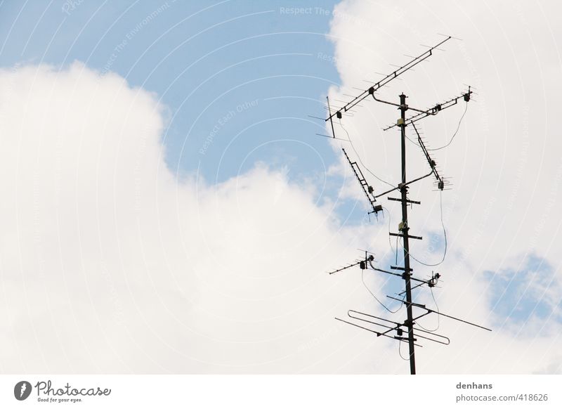 großer Empfang Antenne Technik & Technologie Himmel Wolken Dach alt oben blau grau Einsamkeit empfangsbereit Übertragung Farbfoto Außenaufnahme