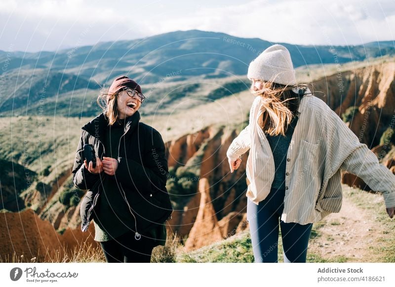 Inhalt Freundinnen halten sich während des Ausflugs am Grat an den Händen Händchenhalten Spaß haben Tourismus Kamm Natur Hochland Zeit verbringen Glück