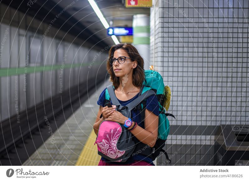 Junge kaukasische Frau wartet in einer U-Bahn-Station auf einen Zug 30s jung Kaukasier warten Japan reisen