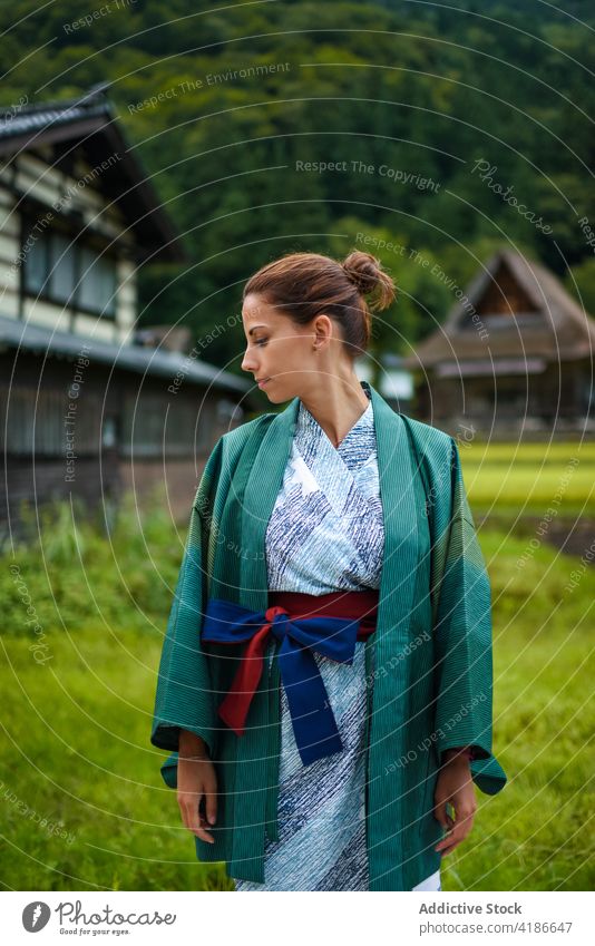 Außenporträt einer weiblichen kaukasischen Reisenden im traditionellen japanischen Kimono 30s jung Kaukasier Frau Japan Porträt Außenseite